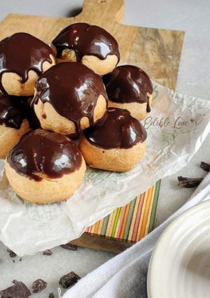 A picture of Chocolate and vanilla puffs.