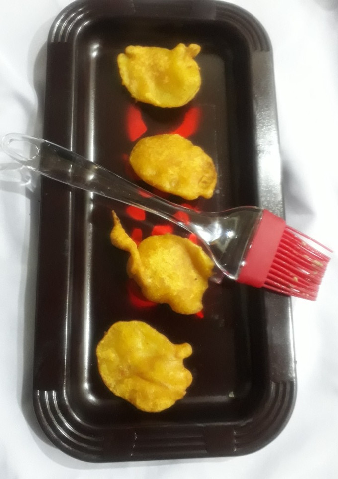 બટેટા ના ભજીયા(Bataka na bhajiya recipe in Gujarati) રેસીપી મુખ્ય ફોટો