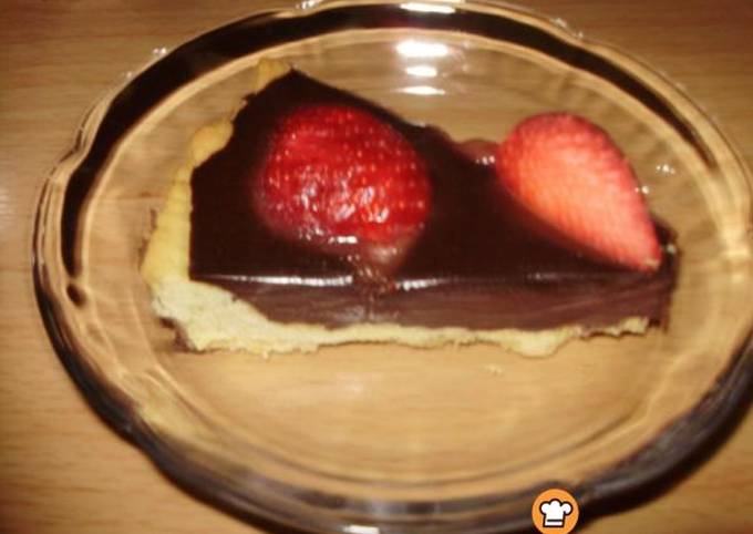 κύρια φωτογραφία συνταγής Τάρτα με γκανάζ σοκολάτας και φράουλες