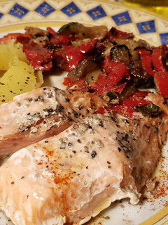 Una foto de Salmón con Verduras Mediterráneas al Vapor