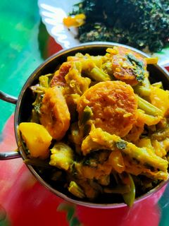 মুসুর ডালের বড়ি ভাজা দিয়ে লাউ শাক(lau saag recipe in Bengali) রেসিপির প্রধান ছবি