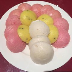 A picture of Pink idlis.