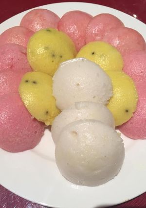 A picture of Pink idlis.