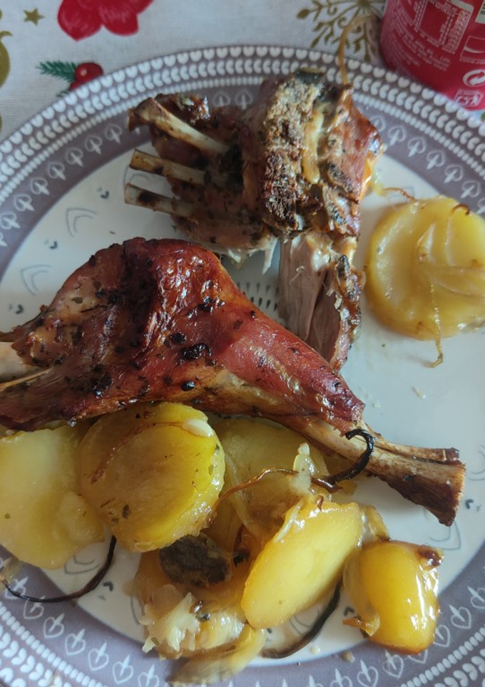 Una foto de Cordero al horno con patatas