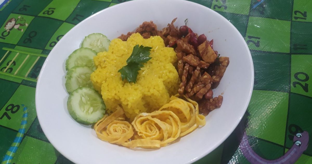 Telur dadar iris (untuk tumpeng)