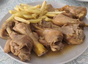 Una foto de Muslos de pollo certificado al ajillo tm6 con patatas airfryer
