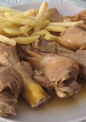 Una foto de Muslos de pollo certificado al ajillo tm6 con patatas airfryer