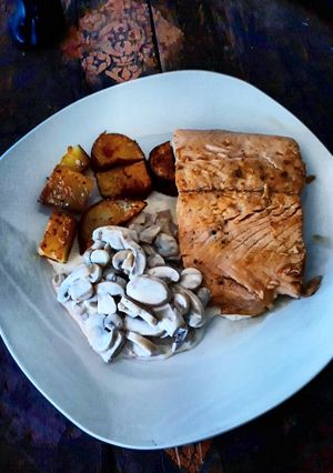 Una foto de Salmón a la mantequilla con salsa de champiñones
