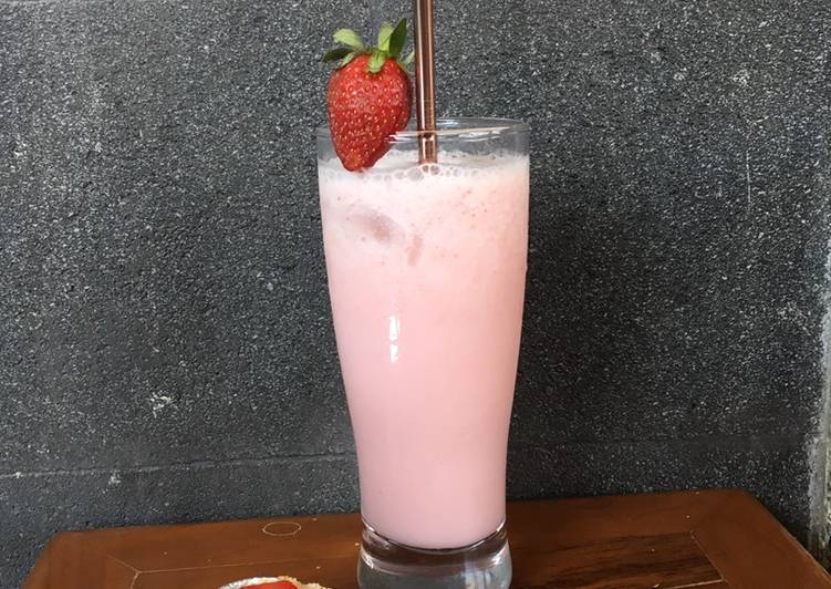 Milkshake strawberry simple