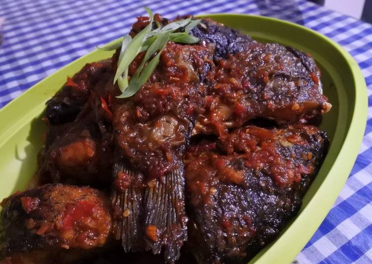 Cara mudah mengolah Ikan Mas Bumbu Pedas yang praktis