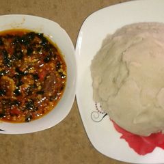 A picture of Sakwara da miyan agushi na ganyen ugu.