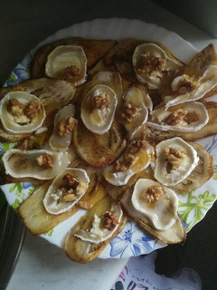 Una foto de Berenjenas a la plancha con queso de cabra, nueces y miel
