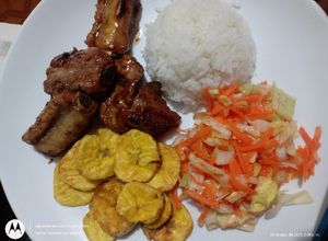Una foto de Costilla de cerdo agridulce, arroz blanco, ensalada y plátano