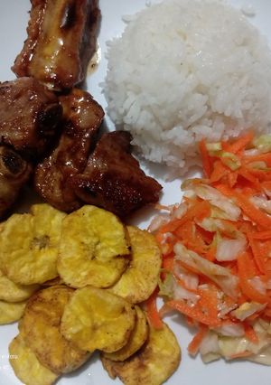 Una foto de Costilla de cerdo agridulce, arroz blanco, ensalada y plátano