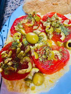 Una foto de 🍅TOMATES🍅FRITOS CON CREMA DE 🌽CHOCLO🌽CREMOSO 🍋ALIMONADA🍋