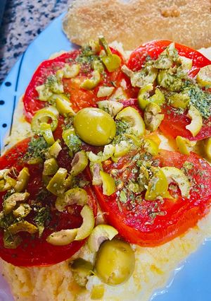 Una foto de 🍅TOMATES🍅FRITOS CON CREMA DE 🌽CHOCLO🌽CREMOSO 🍋ALIMONADA🍋