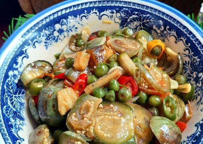 Easiest Way to Make Delicious Oseng Leunca Terong ijo ikan asin bloso