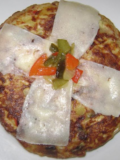 Una foto de Tortilla de patatas con pimientos y queso