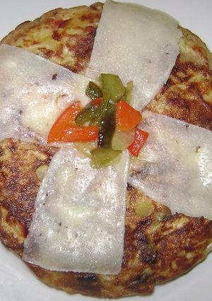 Una foto de Tortilla de patatas con pimientos y queso
