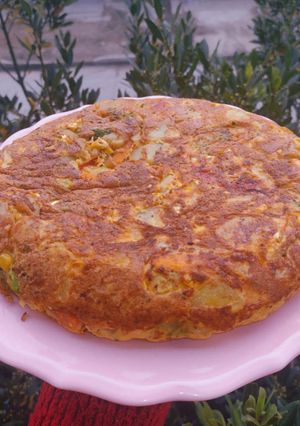 Una foto de Tortilla de papa y vegetales. ♥️