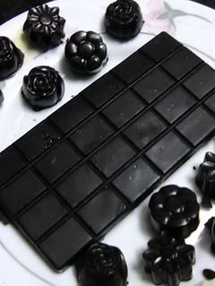 Una foto de Chocolate sin gluten, sin azúcar con arándanos y almendras