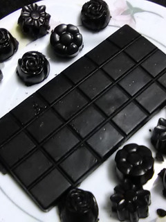 Una foto de Chocolate sin gluten, sin azúcar con arándanos y almendras