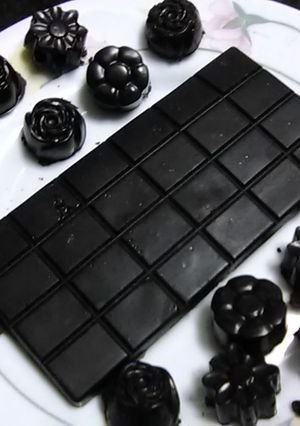 Una foto de Chocolate sin gluten, sin azúcar con arándanos y almendras
