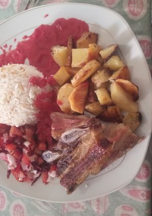Una foto de Costilla de Cerdo al Horno con Papas y Salsa de Remolacha
