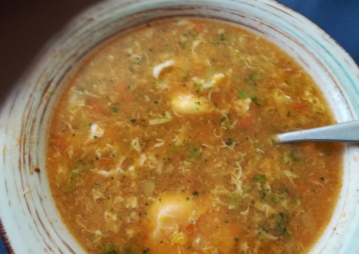 Sopa muy sencilla de pasta con verduras y huevo