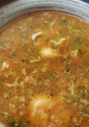 Una foto de Sopa muy sencilla de pasta con verduras y huevo