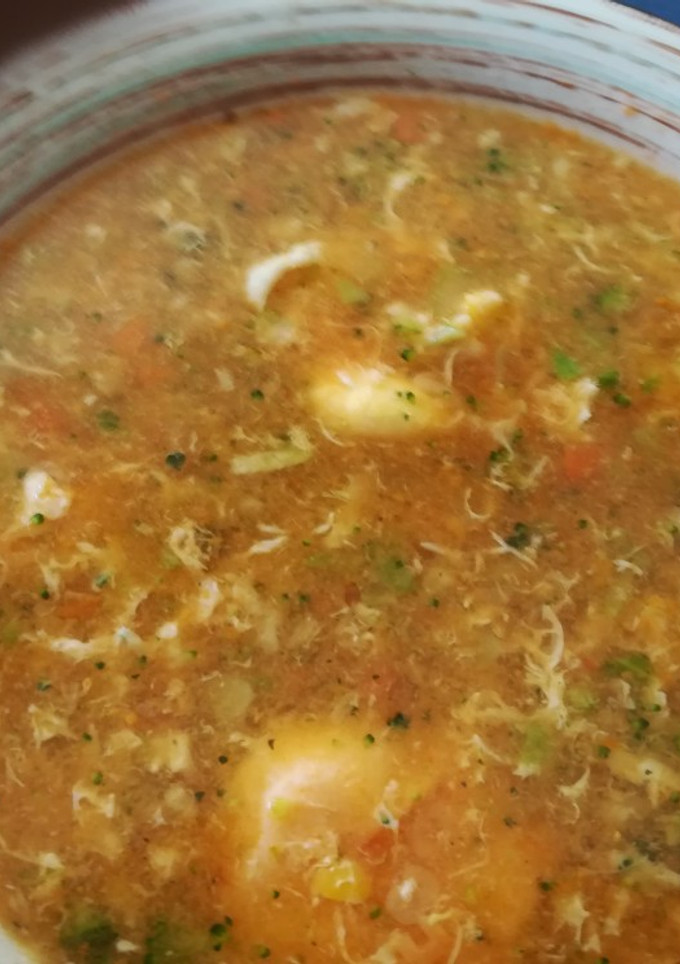 Una foto de Sopa muy sencilla de pasta con verduras y huevo