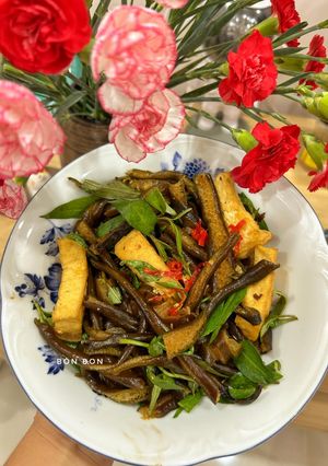 Hình của món Tảo Xoắn Xào Rau Răm Chay.