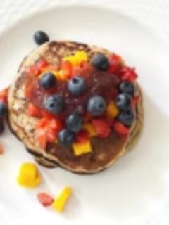A picture of Healthy fruits pancakes.