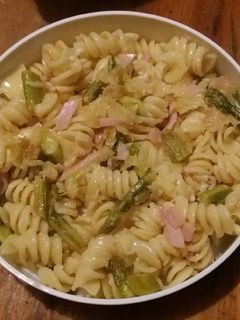 Una foto de Revuelto de espárragos con cebolla, jamón, queso y fideos facilí