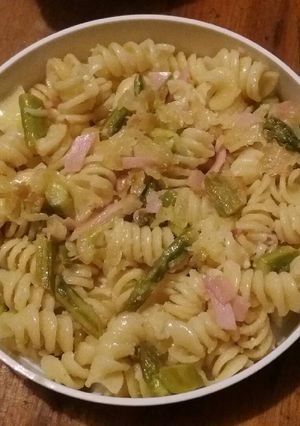 Una foto de Revuelto de espárragos con cebolla, jamón, queso y fideos facilí