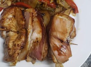 Una foto de Pincho de pollo c/guarnición