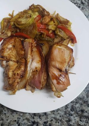 Una foto de Pincho de pollo c/guarnición