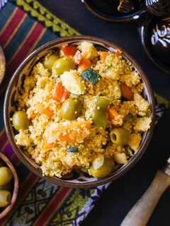 Una foto de Cous cous con verduras y aceitunas