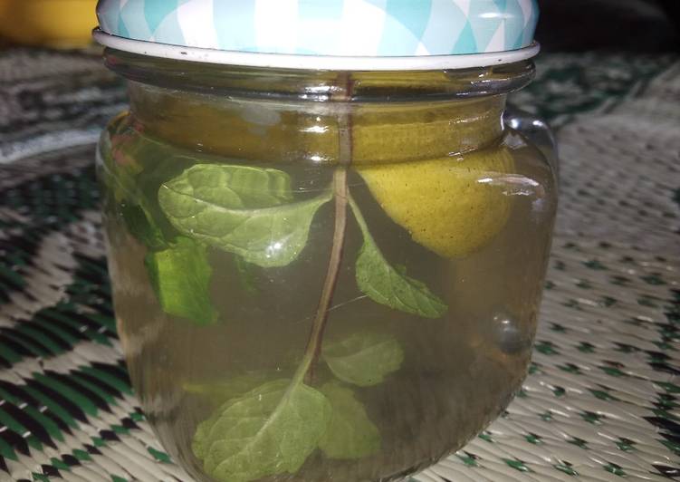 Cara ramu Infused water jeruk nipis + mint  yang Lezat