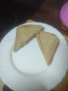 Una foto de Sándwich de picadillo y queso