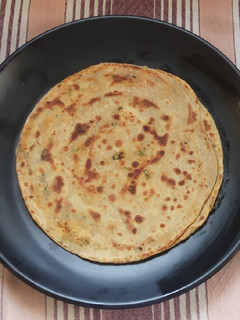 चिली गार्लिक लच्छा पराठा(chilli garlic lachha paratha recipe in hindi) रेसिपी मुख्य फोटो