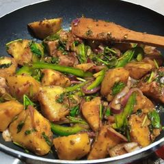 A picture of Fried sweet potatoes & arrow roots.