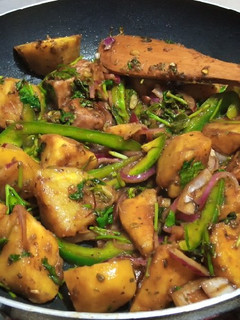 A picture of Fried sweet potatoes & arrow roots.