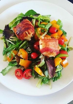 A picture of Salad with goat cheese.