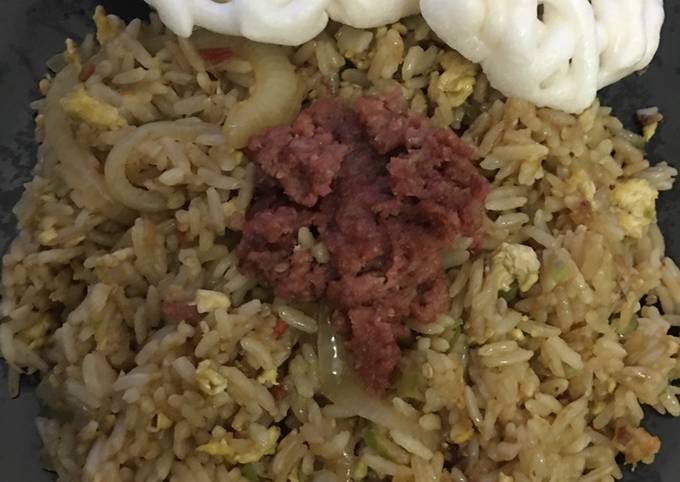Bagaimana Menyiapkan Nasi Goreng Terasi Toping Kornet, Bikin Ngiler