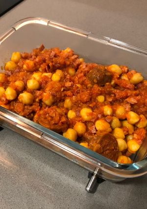 Una foto de Garbanzos con chorizo y jamón