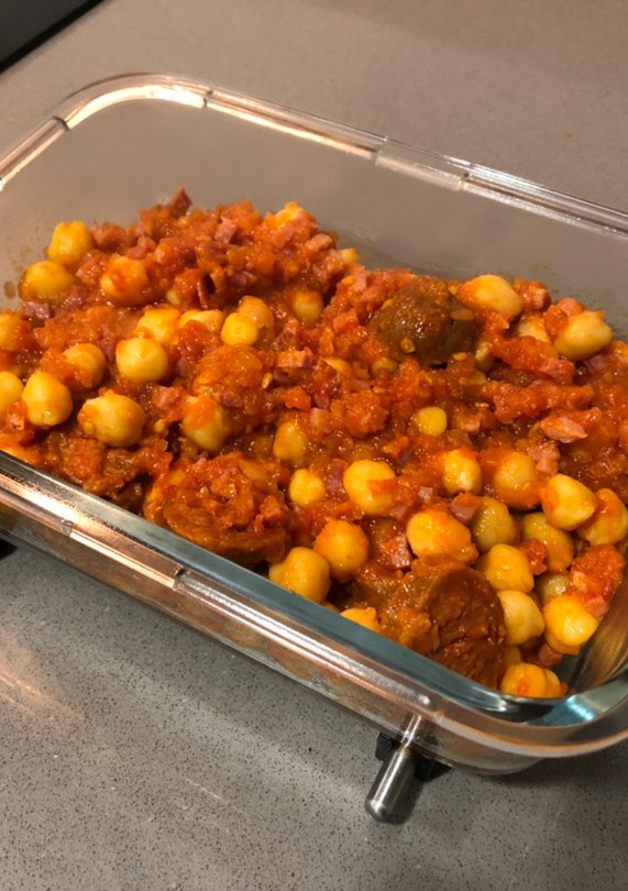 Una foto de Garbanzos con chorizo y jamón