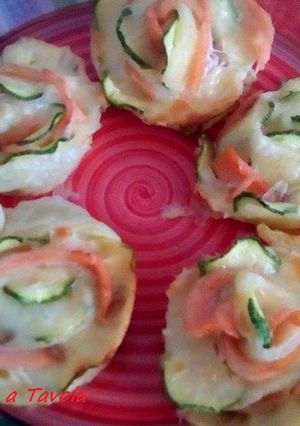 Foto di Rose di pastasfoglia con salmone, scamorza e zucchine al forno