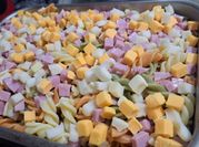 Una foto de ensalada de fusilli