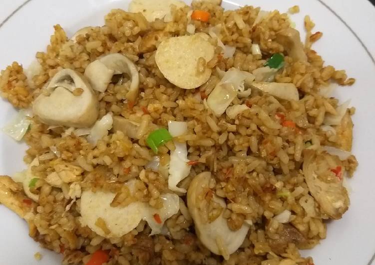 Langkah Mudah Menyiapkan Nasi goreng ayam jamur Sempurna